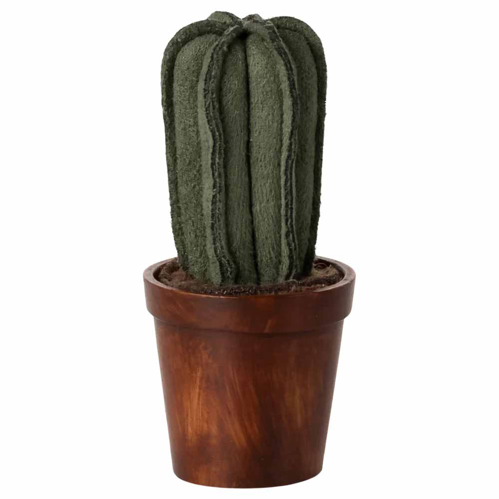 Der Maileg - Blumentopf mit Kaktus Miniatur zeigt einen grünen Stoffkaktus in einem runden, braunen Holztopf, der sich perfekt vor einem weißen Hintergrund präsentiert.