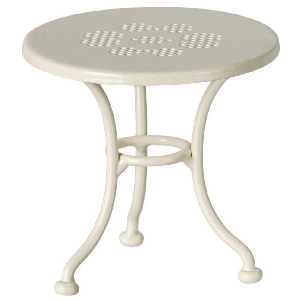 Das Maileg Café-Set besteht aus einem cremefarbenen Metalltisch mit einem runden, perforierten Blumenmuster auf der Oberseite und drei elegant geschwungenen Beinen.