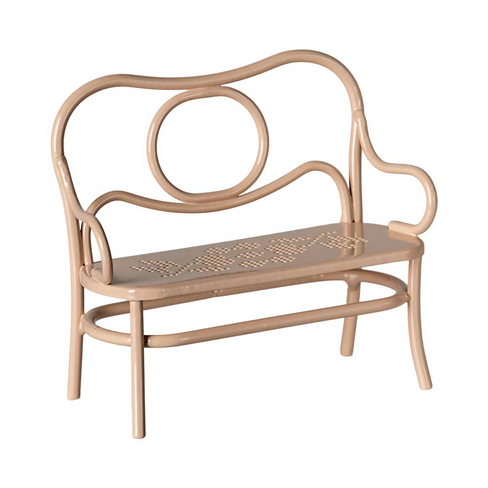 Das Maileg Café-Set Tisch & Bank Maus Groß Rosa besteht aus einer Holzbank mit einem abstrakten Rückenlehnendesign, das durch geschwungene Linien und ein kreisförmiges Motiv gekennzeichnet ist, gepaart mit einer perforierten Sitzfläche.