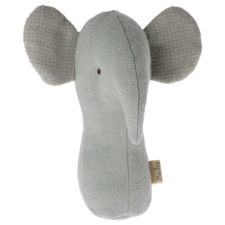 Ein Maileg - Elefant Rassel Lullaby Friends mit großen Ohren und langem Rüssel, grau gefärbt mit strukturierter Oberfläche. An der Seite ist ein kleines Etikett angebracht.