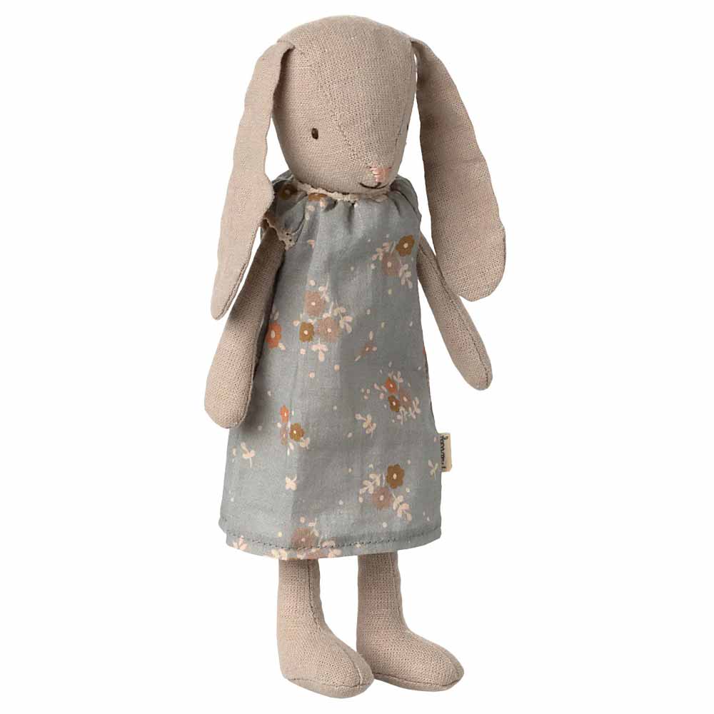 Der Maileg - Hase Bunny im Kleid Größe 1 ist eine Stoffhasenpuppe mit langen Ohren und einem grauen Blumenkleid, die aufrecht vor einem weißen Hintergrund steht.