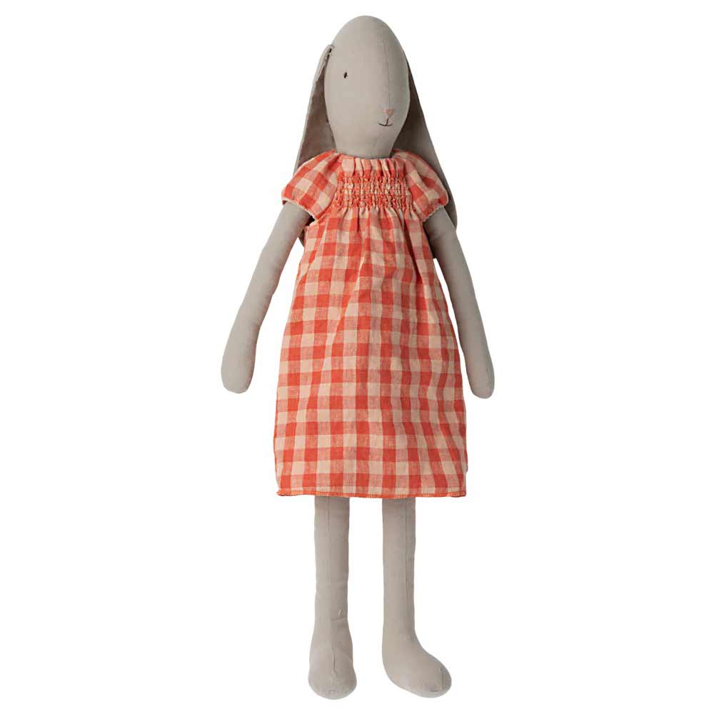 Eine Maileg Hase Bunny-Puppe in einem orange-weiß karierten Kleid, Größe 5, Höhe: 64 cm.