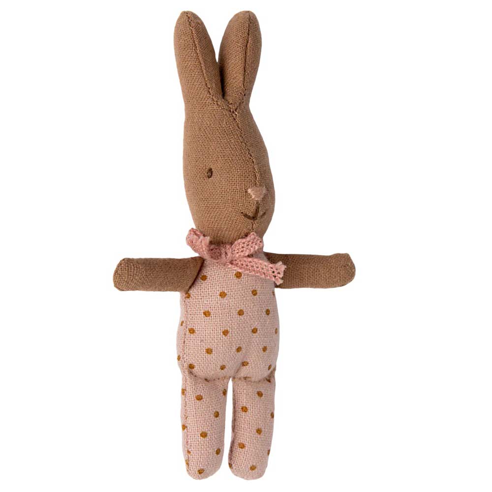 Das Maileg - Hase Rabbit MY ist ein Plüschkaninchen mit langen Ohren, gekleidet in ein rosa gepunktetes Outfit und eine rosa Fliege.