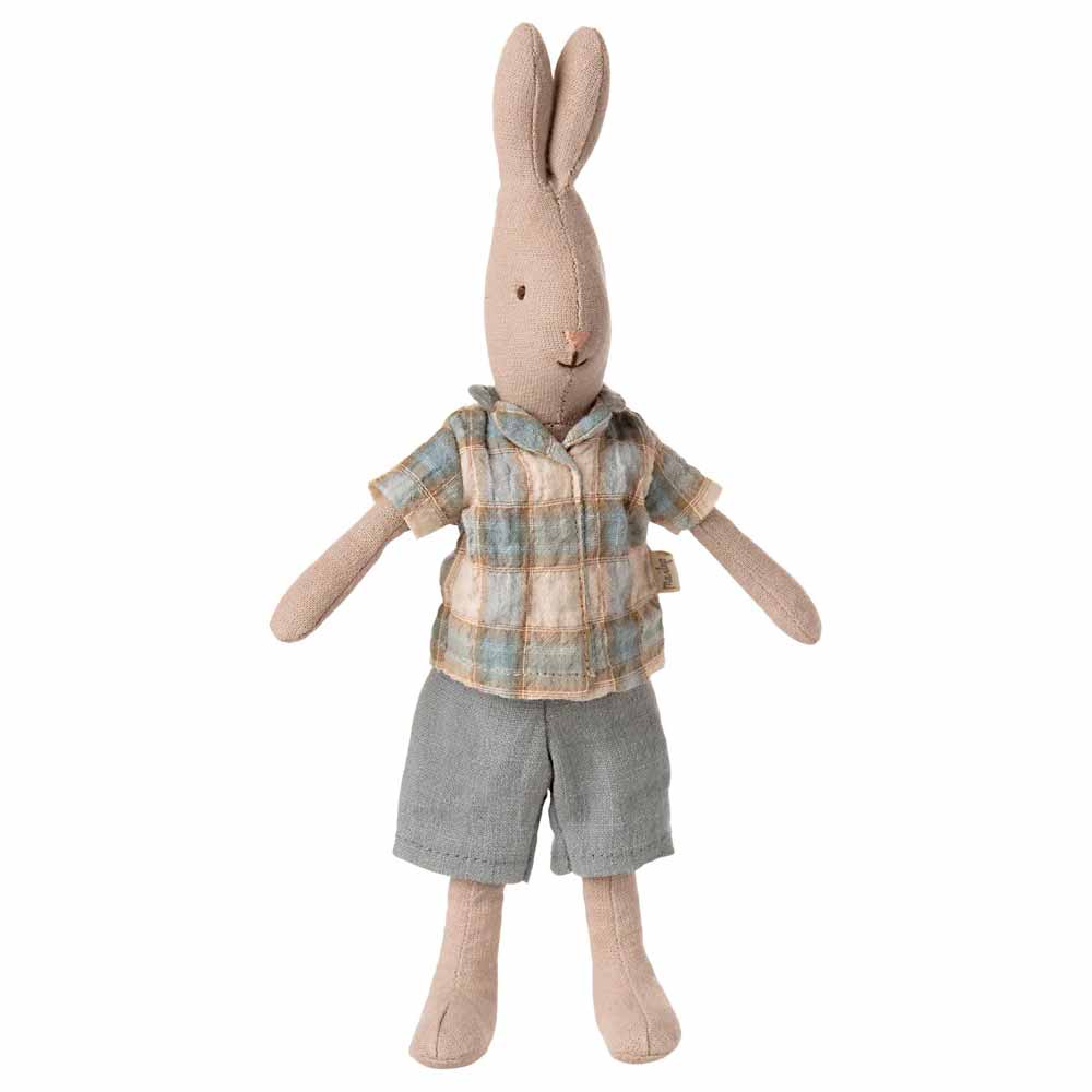 Maileg – Hase in Hemd und Shorts, Größe 1: Plüsch-Hase-Puppe mit kariertem Hemd und grauen Shorts, aufrecht stehend vor weißem Hintergrund.