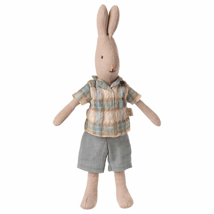 Maileg – Hase in Hemd und Shorts, Größe 1: Plüsch-Hase-Puppe mit kariertem Hemd und grauen Shorts, aufrecht stehend vor weißem Hintergrund.