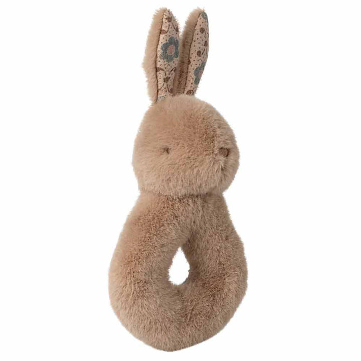 Das Maileg - Hase Rassel-Set Creme Pfirsich ist eine plüschige Babyrassel in Hasenform mit langen Ohren, einer hohlen Mitte und gemustertem Stoff an den Innenohren.