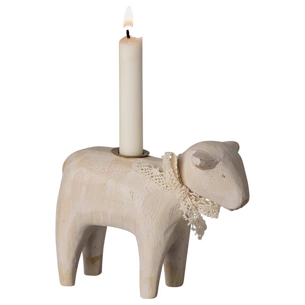 Der Maileg - Kerzenhalter Lamm ist ein hölzerner Kerzenhalter in Schafform mit einer brennenden Kerze auf dem Rücken und einer Spitzenschleife um den Hals.