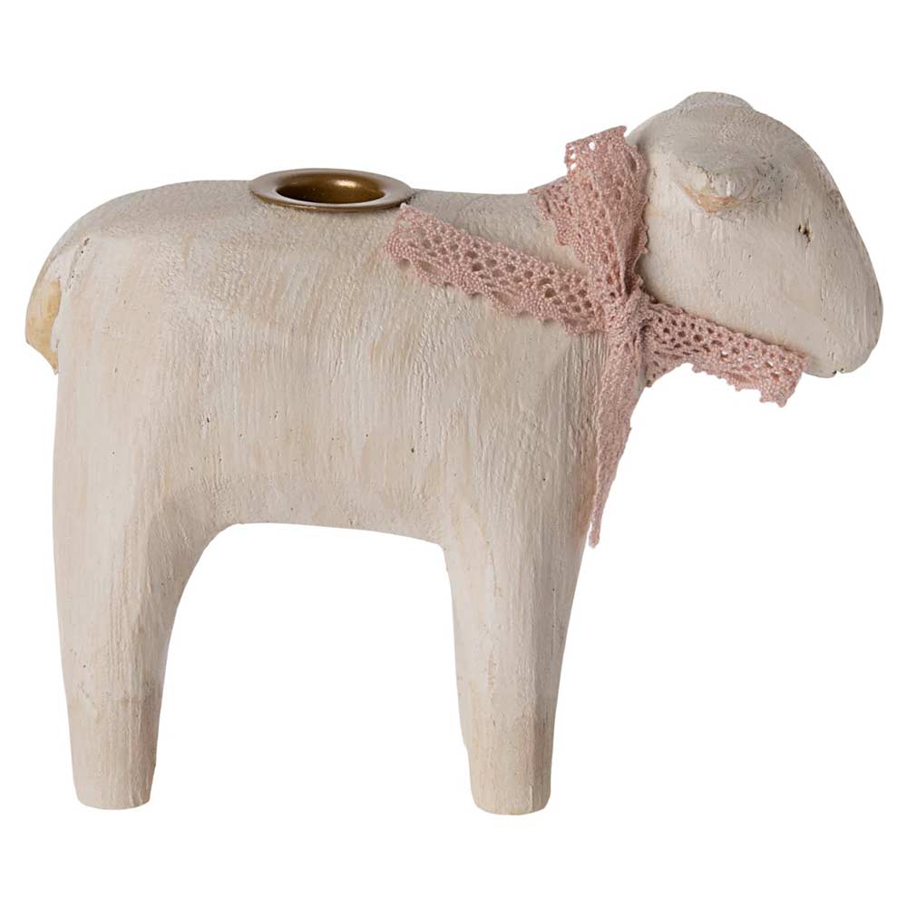 Der Kerzenhalter Lamm von Maileg ist eine hölzerne Schaffigur mit einer rosa Spitzenschleife um den Hals und einem kleinen Kerzenhalter auf dem Rücken.