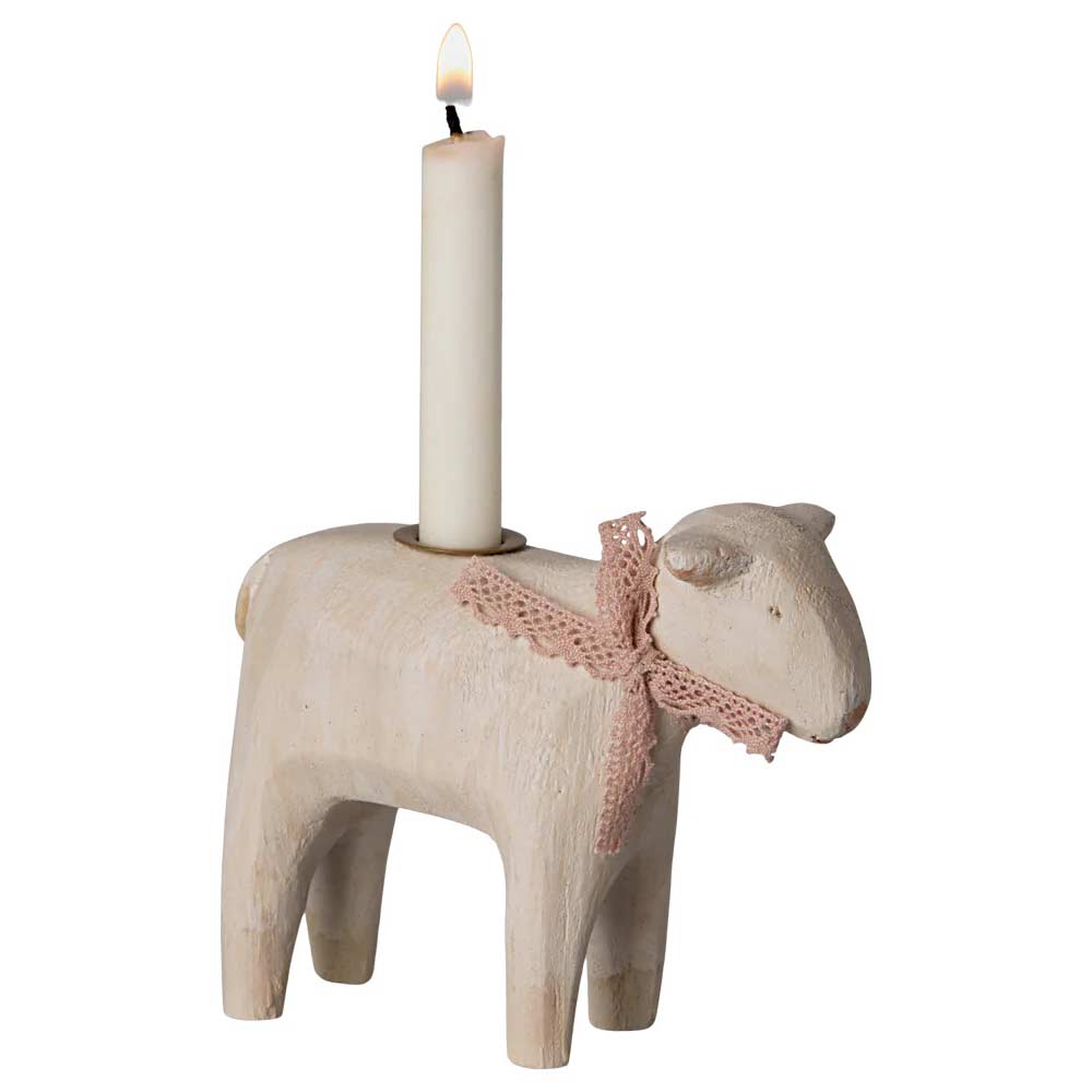 Der Maileg - Kerzenhalter Lamm ist ein hölzerner Kerzenhalter in Schafform mit einem rosa Spitzenband um den Hals und einer brennenden Kerze auf seinem Rücken.