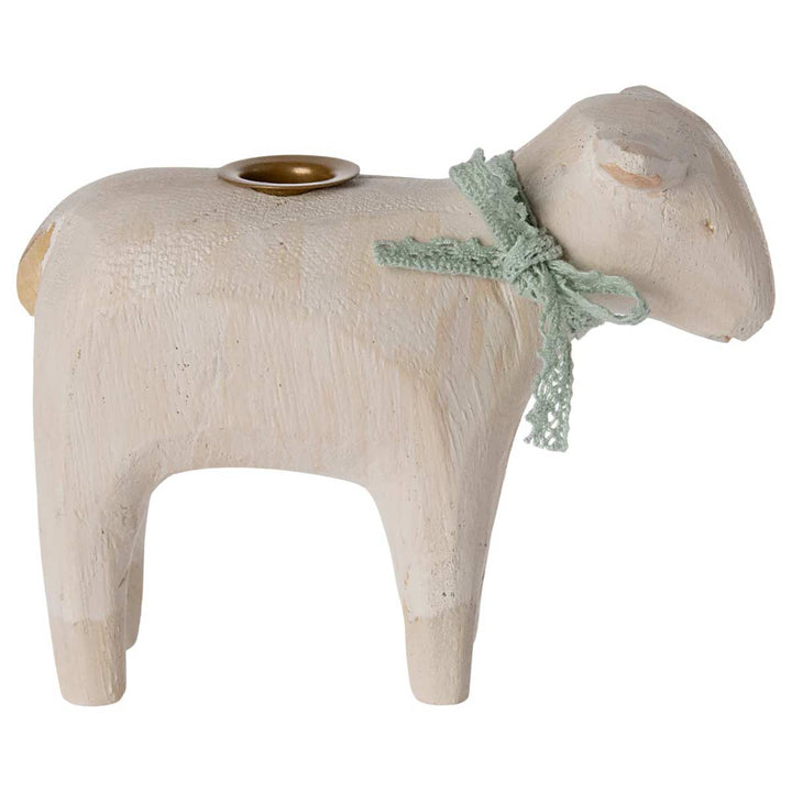 Maileg - Kerzenhalter Lamm: Eine hölzerne Schaffigur mit einem kleinen Messingbecher auf dem Rücken und einer grünen Schleife um den Hals.