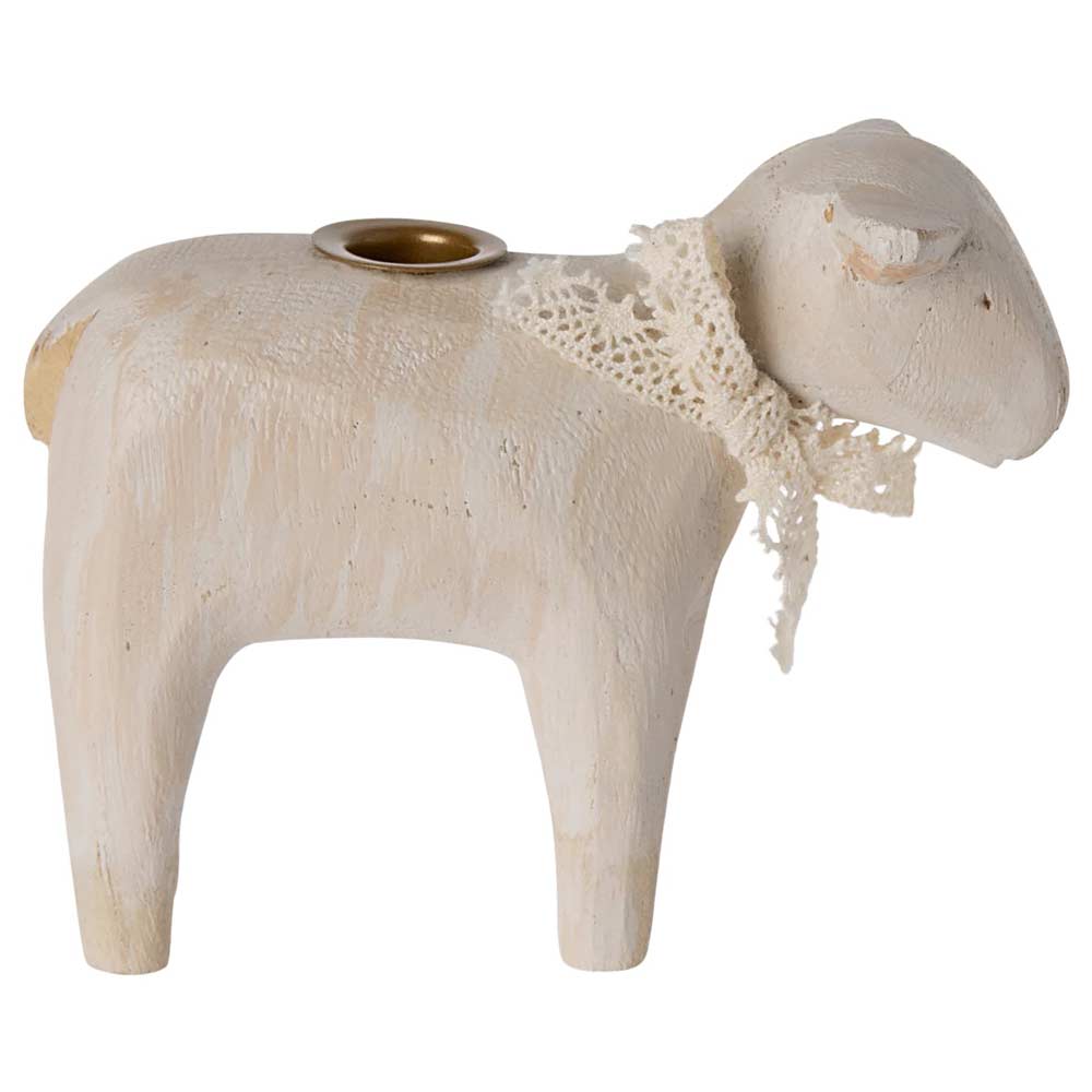 Maileg - Kerzenhalter Lamm: Eine hölzerne Schaffigur, die mit einem Spitzenband um den Hals geschmückt ist und auf dem Rücken einen kleinen Metallhalter besitzt.