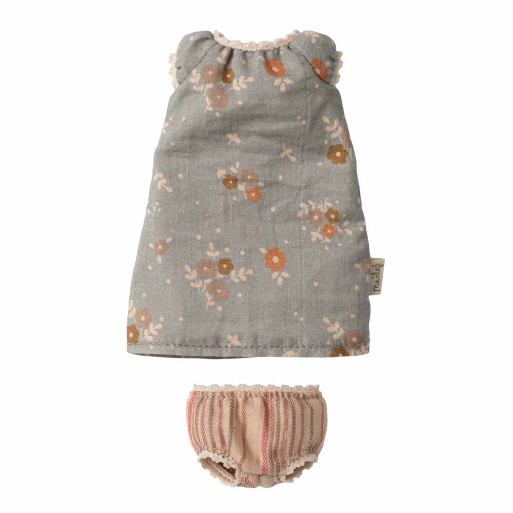 Das Maileg - Kleidung für Hase Bunny Blumenkleid Größe 1 besteht aus einem kleinen grauen Blumenkleid und gestreiften Pumphosen für eine Puppe, dargestellt auf weißem Hintergrund.