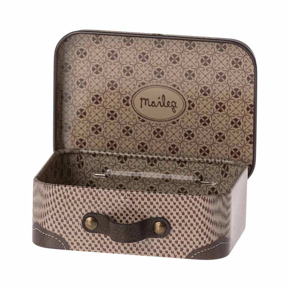 Ein kleiner offener Koffer mit gemustertem Design innen und außen, mit „Maileg“ auf der Innenseite des Deckels. Produktname: Maileg - Koffer Micro Offwhite.