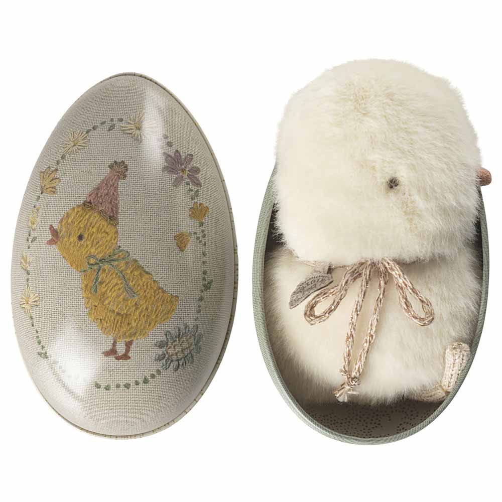 Zwei mit Maileg - Küken Plüsch Mini überzogene Schüsseln, eine mit einem gestickten Küken-Design und die andere, die einem flauschigen weißen Hasen ähnelt.