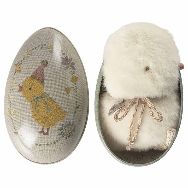 Zwei mit Maileg - Küken Plüsch Mini überzogene Schüsseln, eine mit einem gestickten Küken-Design und die andere, die einem flauschigen weißen Hasen ähnelt.