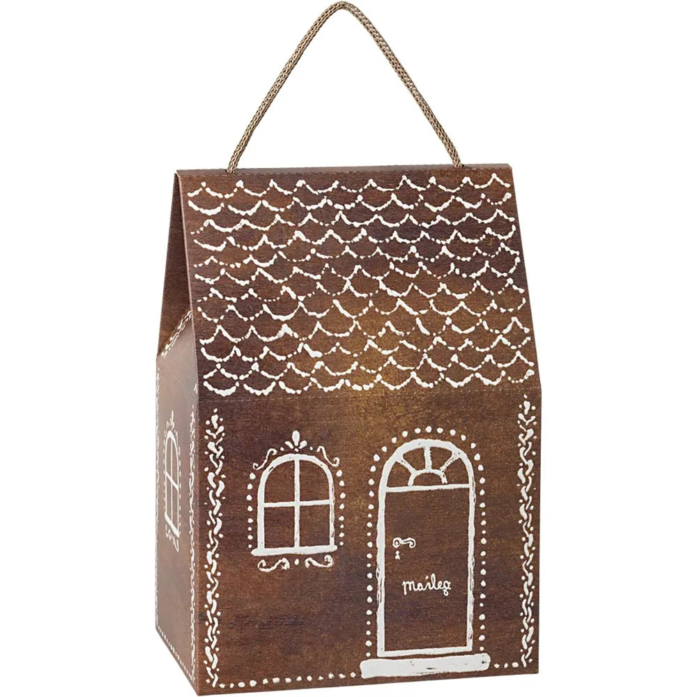 Maileg - Lebkuchenhaus Tasche Geschenkverpackung: braune, hausförmige Geschenkbox mit Kordelgriff und weißen Zeichnungen von Dachziegeln, Fenstern und Tür, beschriftet mit "Maileg".