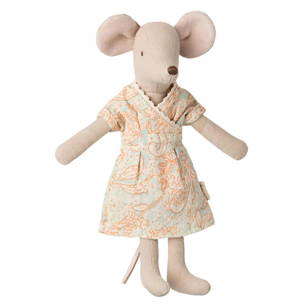 Mama Maus von Maileg ist eine Stoffmaus mit ausgestreckten Armen, einem neutralen Gesichtsausdruck und einem gemusterten Kleid.