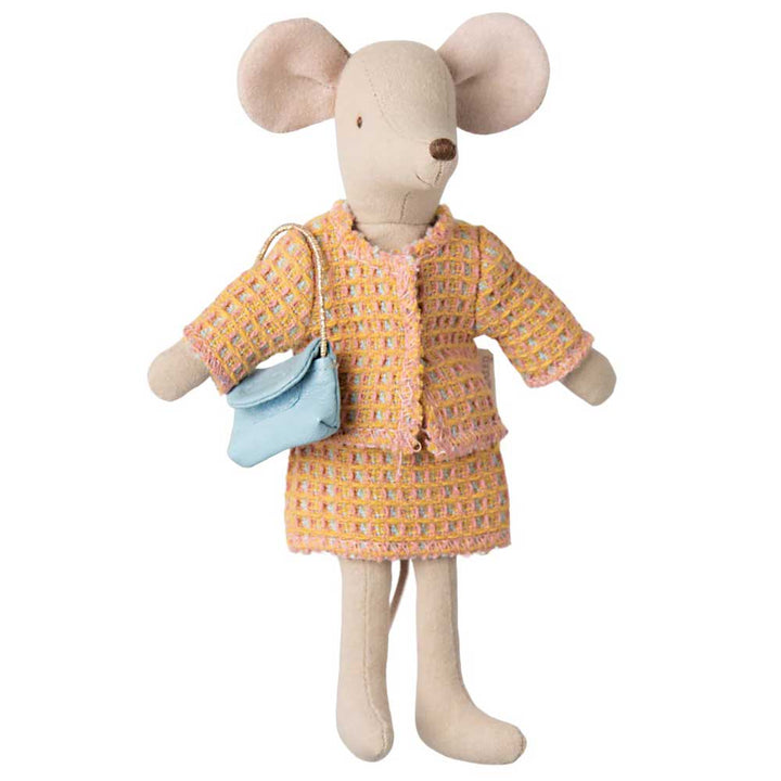 Die Maileg - Maus Anzug Mama ist eine Stoffmauspuppe in einem rosa und orange karierten Outfit, die eine kleine blaue Handtasche hält.
