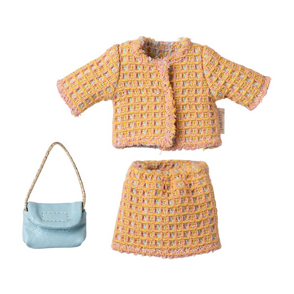 Der Maileg - Maus Anzug Mama ist ein stilvolles Puppenoutfit bestehend aus einer mehrfarbigen Tweedjacke und einem Rock, kombiniert mit einer bezaubernden blauen Handtasche mit Kettenriemen.