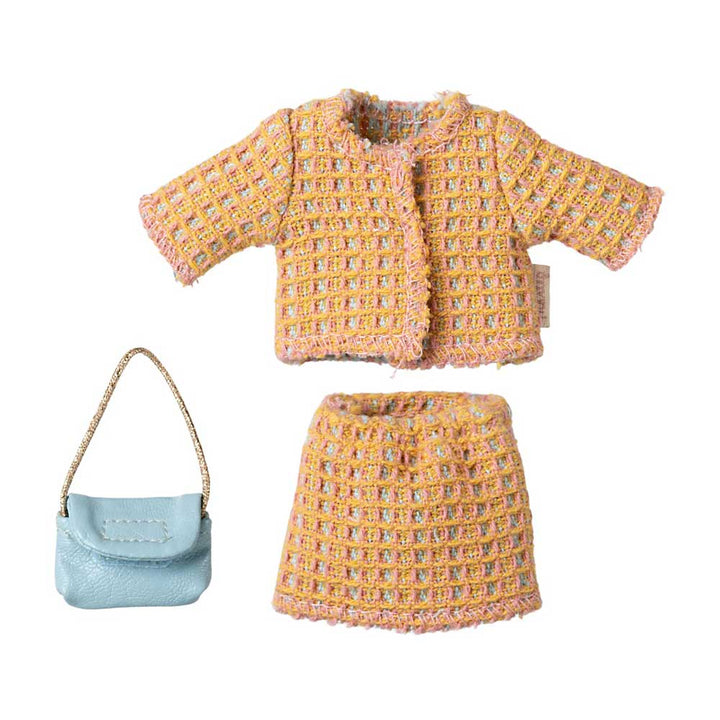 Der Maileg - Maus Anzug Mama ist ein stilvolles Puppenoutfit bestehend aus einer mehrfarbigen Tweedjacke und einem Rock, kombiniert mit einer bezaubernden blauen Handtasche mit Kettenriemen.