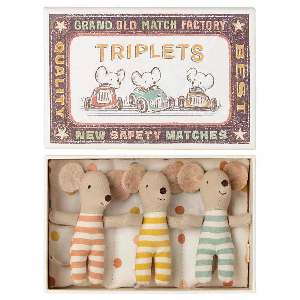 Eine Schachtel mit der Aufschrift „Maileg – Maus Babymäuse Drillinge in Streichholzschachtel“ mit drei kleinen Plüschmäusen in gestreiften Outfits. Die Schachtel hat ein Vintage-Design und die Aufschrift „Grand Old Match Factory“, „New Safety Matches“, „Quality“ und „Best“.