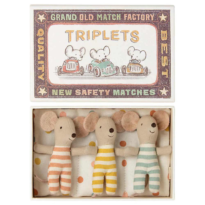 Eine Schachtel mit der Aufschrift „Maileg – Maus Babymäuse Drillinge in Streichholzschachtel“ mit drei kleinen Plüschmäusen in gestreiften Outfits. Die Schachtel hat ein Vintage-Design und die Aufschrift „Grand Old Match Factory“, „New Safety Matches“, „Quality“ und „Best“.