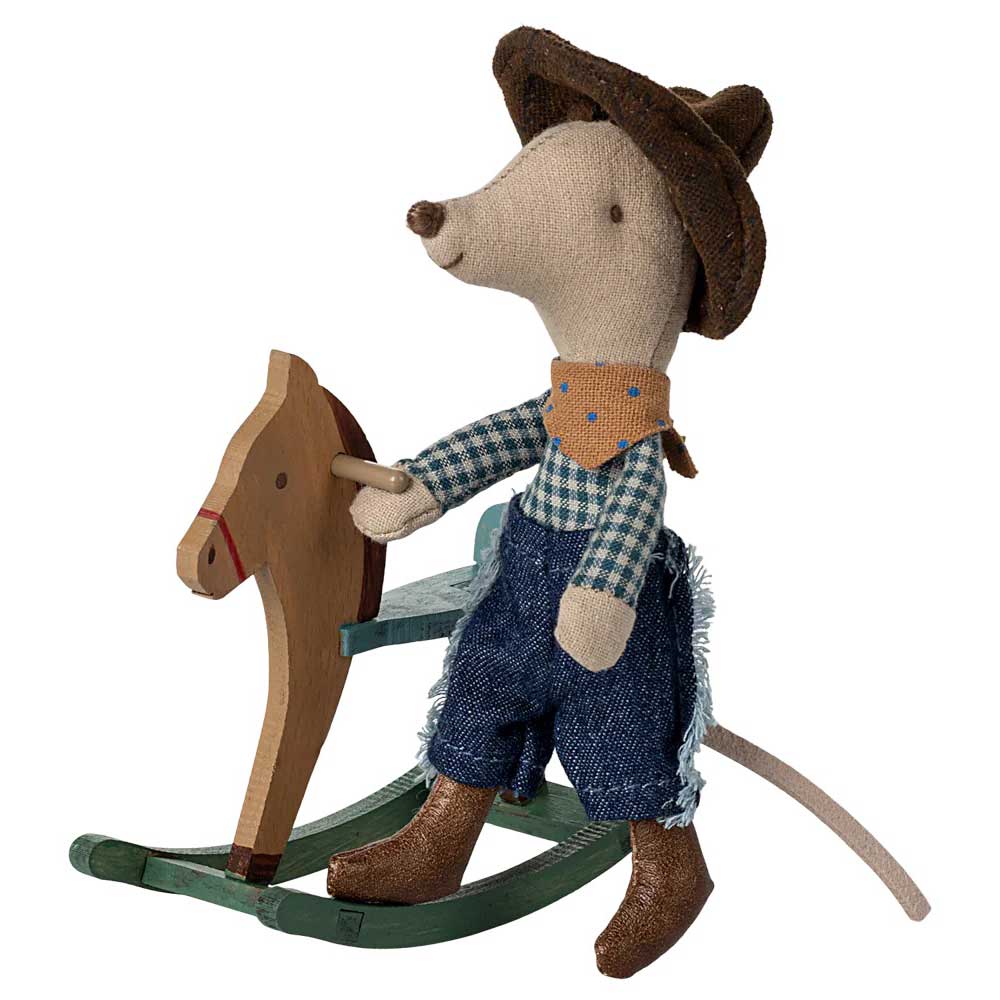 Maileg - Maus Cowboy auf Schaukelpferd Kleiner Bruder: Eine ausgestopfte Spielzeugmaus als Cowboy verkleidet mit Hut, Schal, kariertem Hemd, Jeans und Stiefeln, die auf einem hölzernen Schaukelpferd sitzt.
