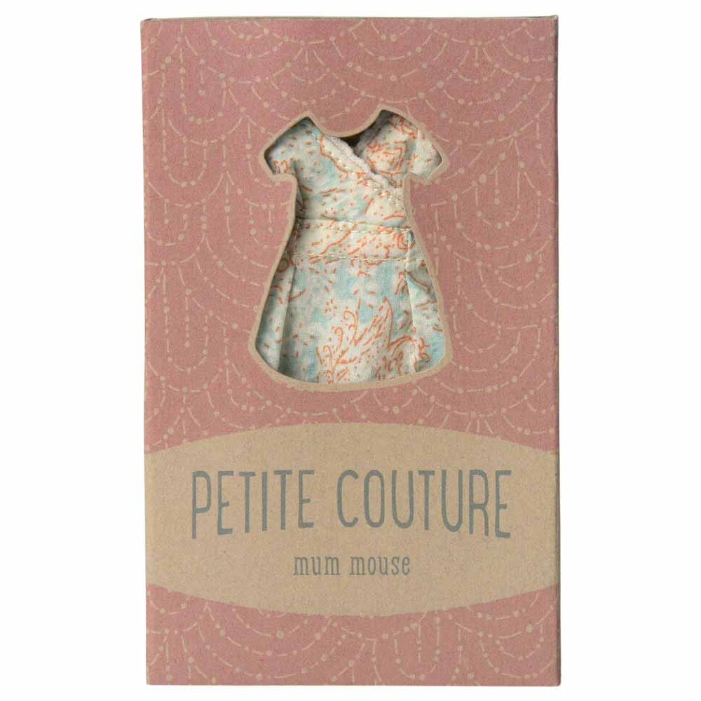 Ein kleines Kleid in einer rosa Schachtel mit dem Text „Petite Couture Mum Mouse“ auf der Vorderseite heißt Maileg – Maus Kleid für Mama.
