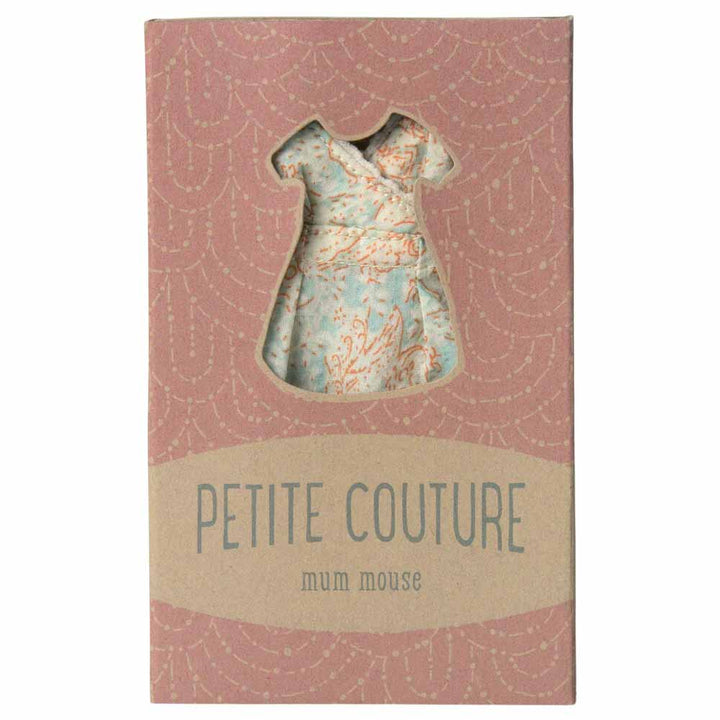 Ein kleines Kleid in einer rosa Schachtel mit dem Text „Petite Couture Mum Mouse“ auf der Vorderseite heißt Maileg – Maus Kleid für Mama.