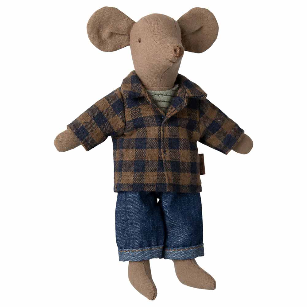 Eine Maileg-Maus in einem braunen karierten Hemd und einer Jeanshose (Papa-Version) steht vor einem schlichten Hintergrund.