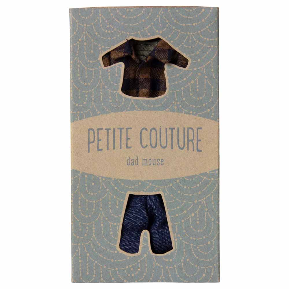 Die Maileg Petite Couture-Box enthält „Papa Maus“-Kleidung: ein kleines braunes kariertes Hemd und eine blaue Hose.