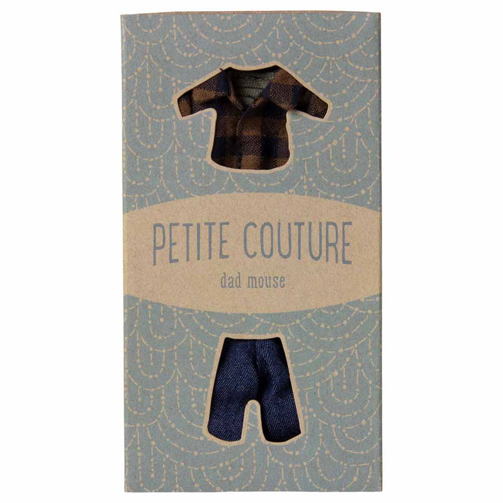 Die Maileg Petite Couture-Box enthält „Papa Maus“-Kleidung: ein kleines braunes kariertes Hemd und eine blaue Hose.