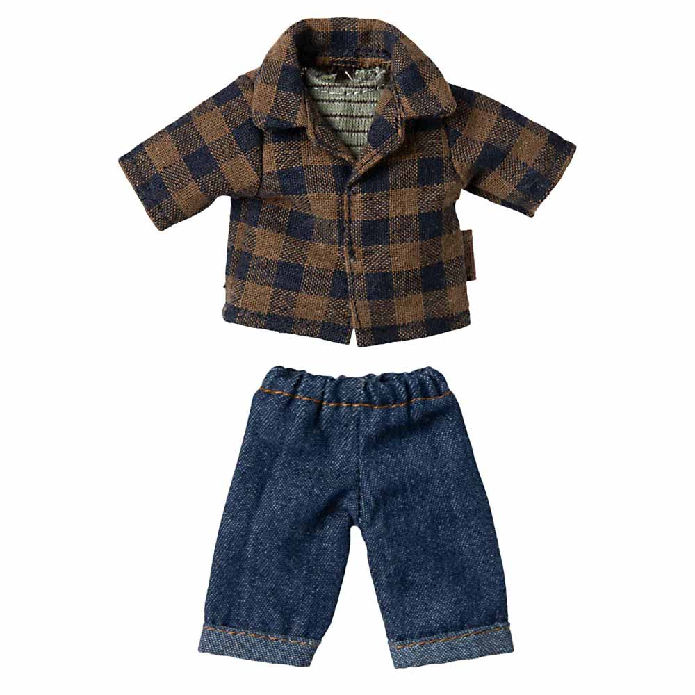 Das Maileg-Outfit mit dem Namen „Maus Kleidung Braunes kariertes Hemd & Hose Papa“ besteht aus einer braun karierten Jacke in Puppengröße und einer blauen Jeanshose.