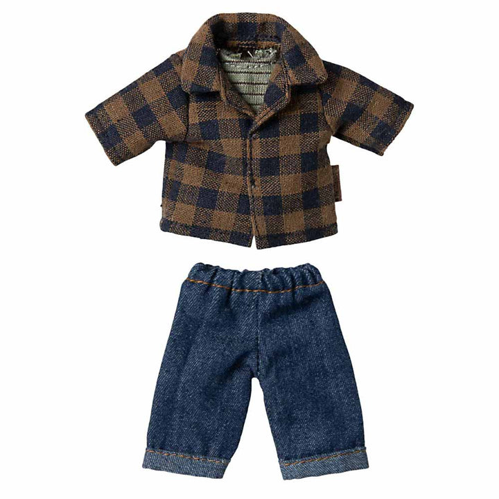 Das Maileg-Outfit mit dem Namen „Maus Kleidung Braunes kariertes Hemd & Hose Papa“ besteht aus einer braun karierten Jacke in Puppengröße und einer blauen Jeanshose.