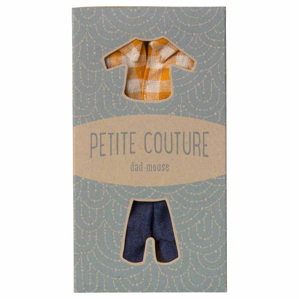 Paket mit der Aufschrift „Maleg – Maus Kleidung Hemd & Jeans für Papa“ mit einem gelb karierten Hemd und einer blauen Hose.
