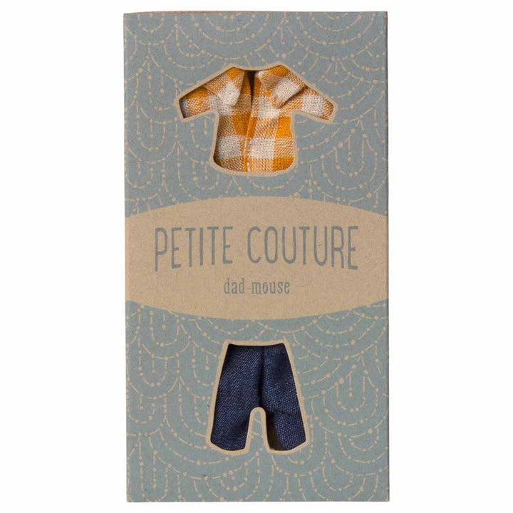 Paket mit der Aufschrift „Maleg – Maus Kleidung Hemd & Jeans für Papa“ mit einem gelb karierten Hemd und einer blauen Hose.