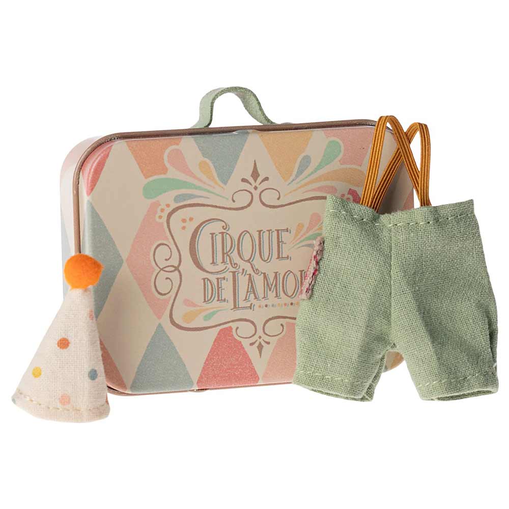 Ein kleiner Koffer mit der Aufschrift „Maileg – Maus Little Brother Clownskleidung im Koffer“ mit geometrischen Mustern, einer grünen Shorts mit Hosenträgern und einer weißen Clownsmütze mit bunten Punkten und einem orangefarbenen Bommel.