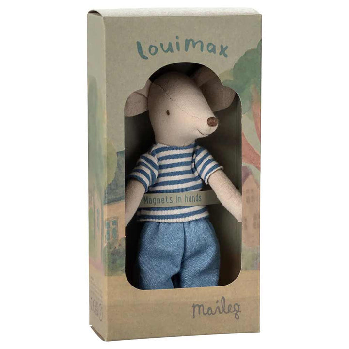 Ein ausgestopftes Mausspielzeug in einer Schachtel mit dem Namen „Maileg – Maus LouiMax Großer Bruder“, bekleidet mit einem blau-weiß gestreiften Hemd und blauen Hosen, mit dem Text auf der Schachtel: „Magnet in den Händen“ und „Maileg“.
