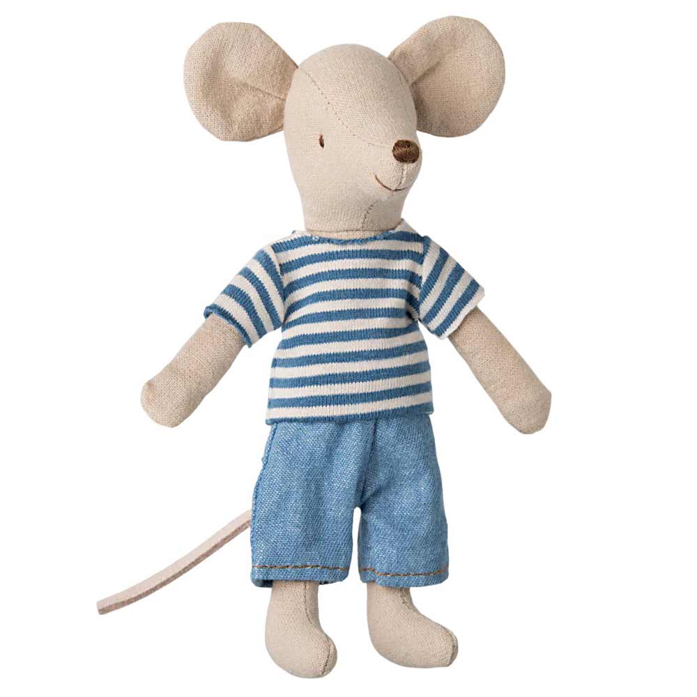 Mailegs Maus LouiMax Großer Bruder, ein Plüschmausspielzeug, trägt ein blau-weiß gestreiftes Hemd und eine blaue Hose.