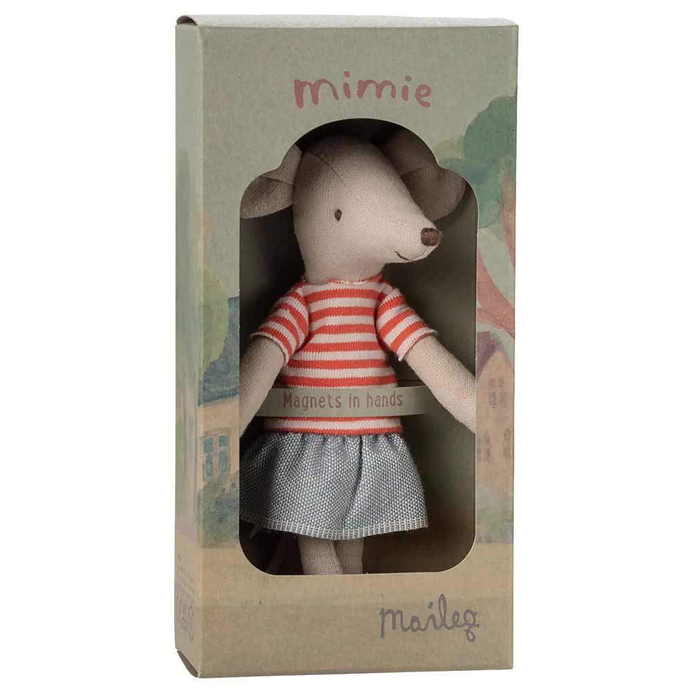 Eine verpackte Maileg Maus Mimie Große Schwester-Spielmaus, gekleidet in ein rot gestreiftes Hemd und einen Jeansrock, verfügt über „Magnete in den Händen“ und enthält eine Verpackung mit einer Illustration und einem ausgeschnittenen Display.