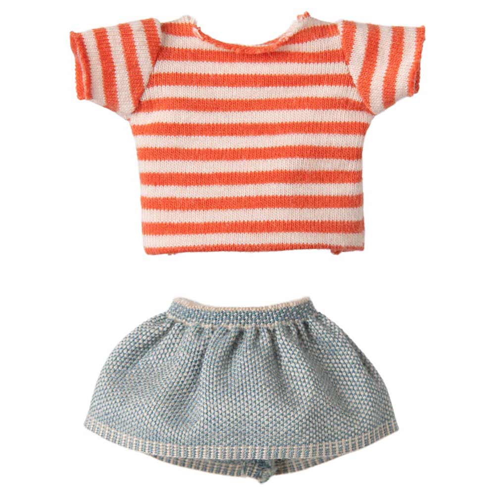 Maileg - Maus Mimie Große Schwester trägt ein orange-weiß gestreiftes Kurzarmoberteil und einen graublau-weißen Rock.