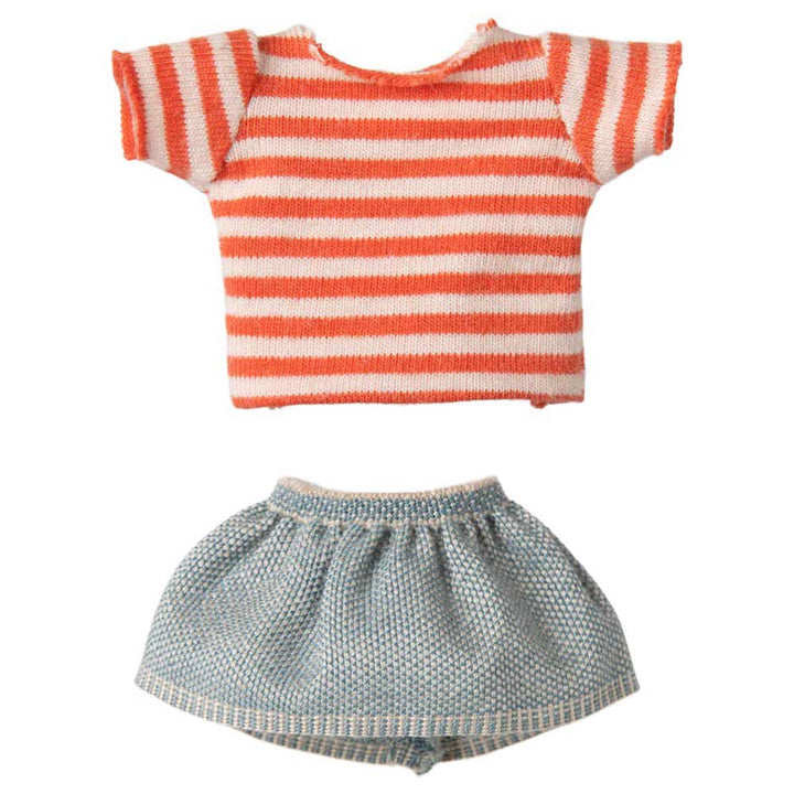 Maileg - Maus Mimie Große Schwester trägt ein orange-weiß gestreiftes Kurzarmoberteil und einen graublau-weißen Rock.