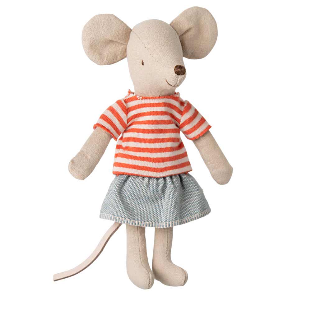 Maileg - Maus Mimie Große Schwester ist eine Stofftiermaus, gekleidet in ein rot gestreiftes Hemd und einen blauen Rock.