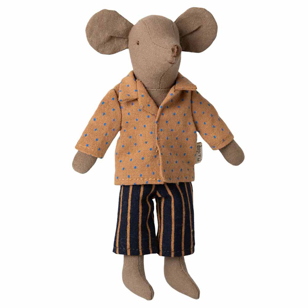 Die Maus-Puppenkleidung von Maileg besteht aus einem ausgestopften Mausspielzeug, das ein hellbraunes gepunktetes Hemd und eine gestreifte Hose trägt.