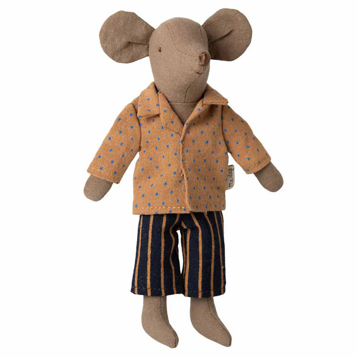 Die Maus-Puppenkleidung von Maileg besteht aus einem ausgestopften Mausspielzeug, das ein hellbraunes gepunktetes Hemd und eine gestreifte Hose trägt.