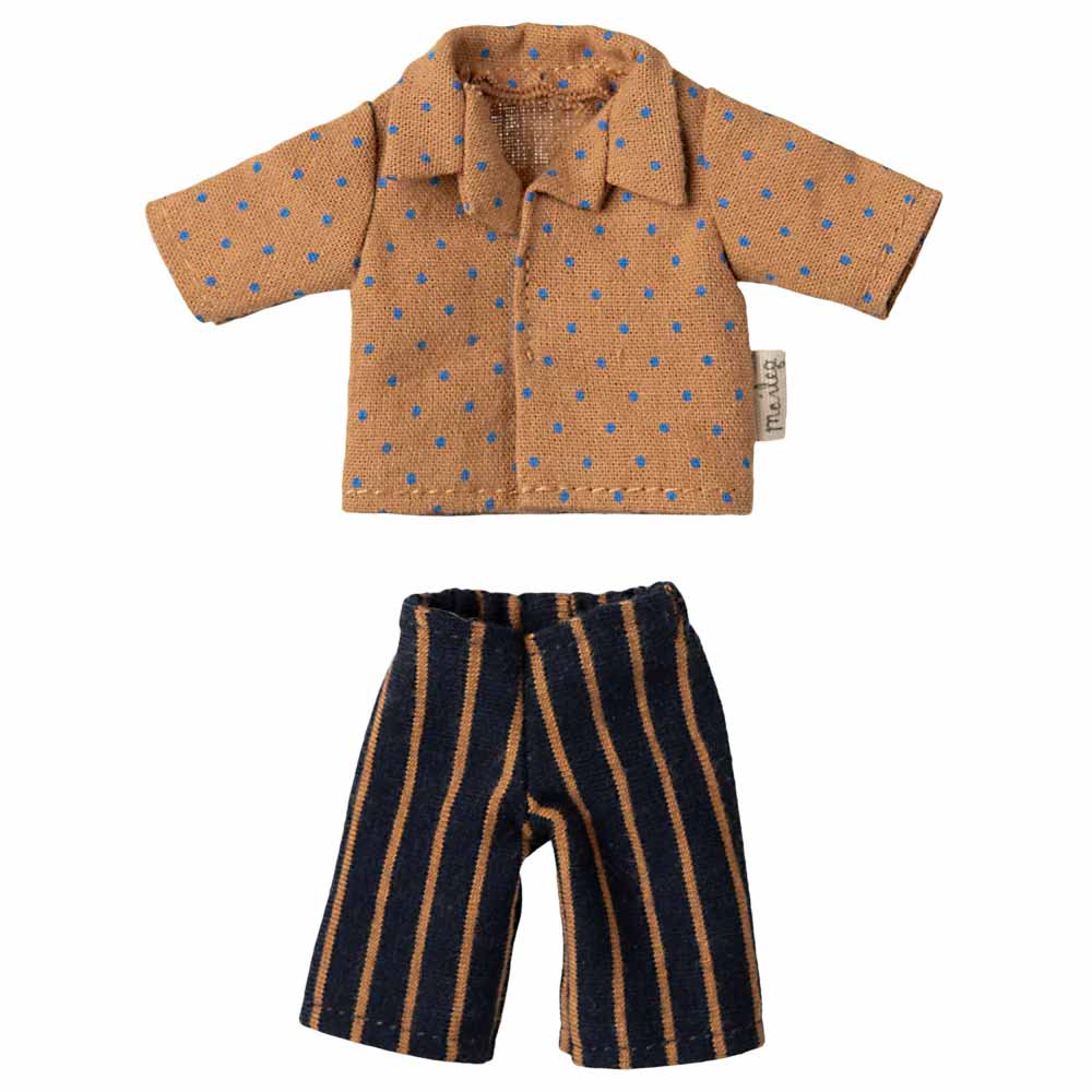 Ein kompaktes Puppenoutfit namens „Maileg – Maus Puppenkleidung Hemd und Hose Papa“ mit einem braunen Langarmhemd mit Punkten und einer schwarzen Hose mit orangefarbenen Streifen.