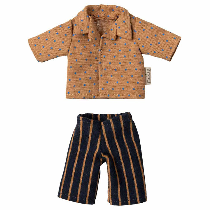 Ein kompaktes Puppenoutfit namens „Maileg – Maus Puppenkleidung Hemd und Hose Papa“ mit einem braunen Langarmhemd mit Punkten und einer schwarzen Hose mit orangefarbenen Streifen.