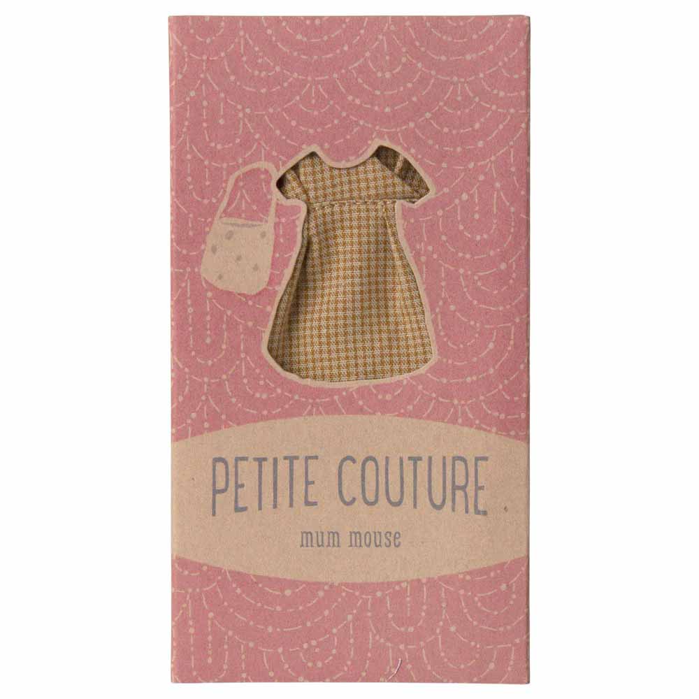 Die rosafarbene Verpackung zeigt „Maleg – Maus Puppenkleidung Kleid und Tasche Mama“ für Mama Maus, komplett mit kleinem Kleid und Tasche.