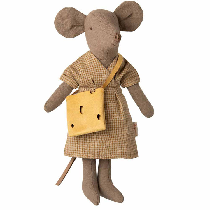 Eine Mauspuppe aus Stoff namens Maileg - Maus Puppenkleidung Kleid und Tasche Mama, trägt ein kariertes Kleid und hält eine käseförmige gelbe Tasche in der Hand.