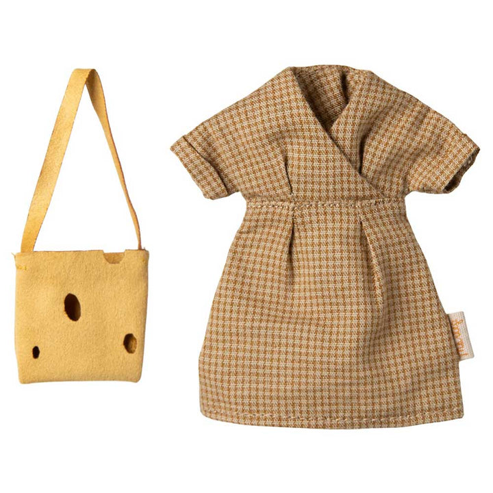 Ein kleines kariertes Kleid gepaart mit einer gelben Handtasche mit Lochmuster, das an Käse erinnert, von Maileg - Maus Puppenkleidung Kleid und Tasche Mama.